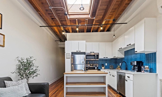 Crossroads Arts District Condo | 1 Bedroom Walkable to T-Mobile, P&L, Streetcar + Pkg