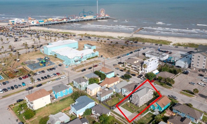 Galveston House | 1 Block to Beach/Pleasure Pier/Restaurants/Park~Access to Balcony~Off Street Parking Space~Free WiFi