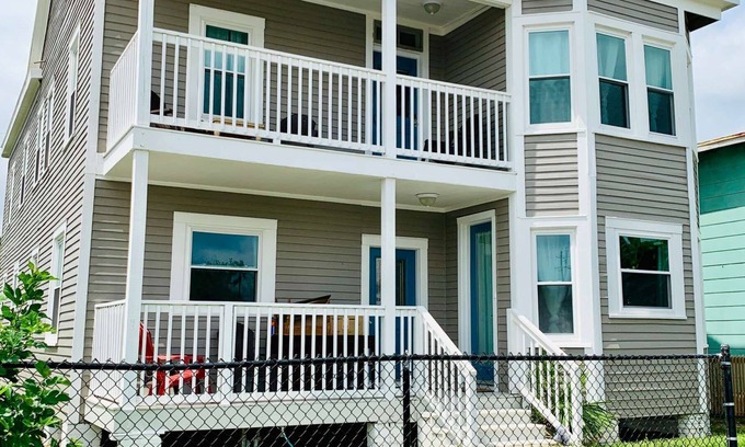 Galveston House | 1 Block to Beach/Pleasure Pier/Park/Dining~Partial Water View on Balcony~Off Street Parking Spot