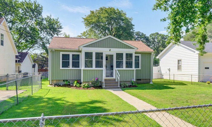 Colonial Beach Cottage | < 1 Mi to Colonial Beach: Coastal Gem w/2 Porches