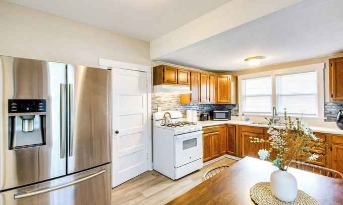 Manhattan Cottage | 1 Mi to K-state Campus: Central Manhattan Home