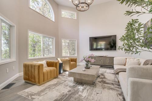 Lake Arrowhead House | 1 Mi to Lake Arrowhead! Luxe Group Getaway