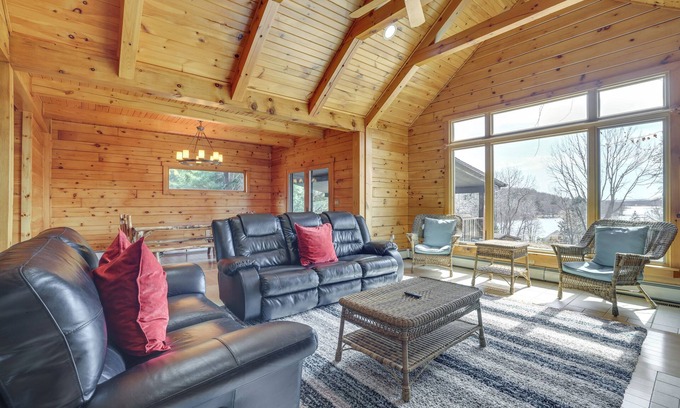 Lake Ariel Cabin | 1 Mi to Lake Henry: Peaceful Poconos Cabin!