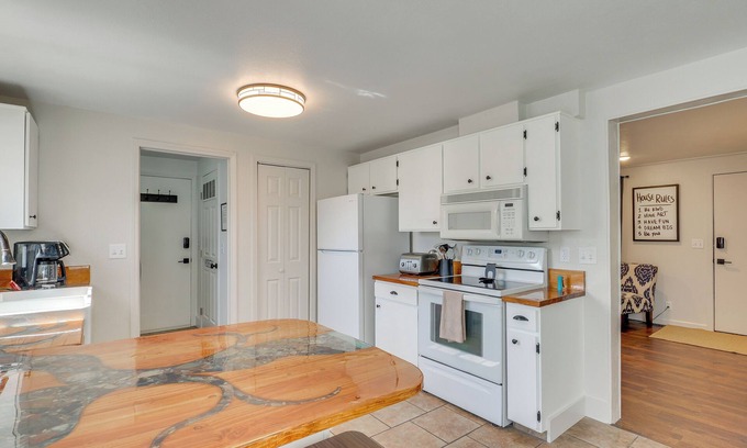 Vernal Cottage | 1 Mi to Main Street Vernal: Updated Home w/Yard!