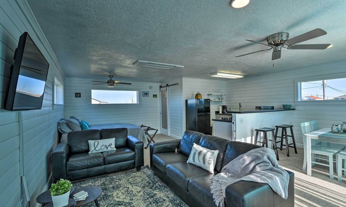 Surfside Beach Apartment | < 1 Mi to Surfside Beach: Open-Concept Cottage