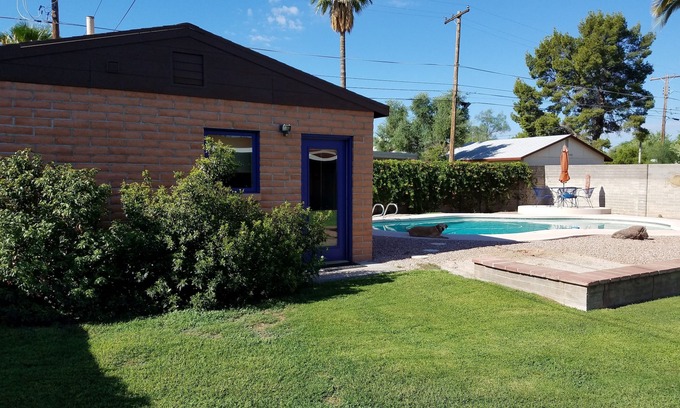 Sam Hughes Cottage | 1 mile east of the University of Arizona . 1.25 miles from UMC .