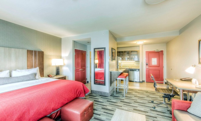 Columbus Apartment | 1 Mile from The Ohio State University | Heated Indoor Pool + 24 Hour Business Center