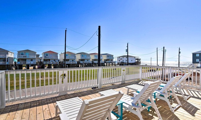 Surfside Beach House | 1 Min Walk to Beach: A Surfside Beach Favorite!