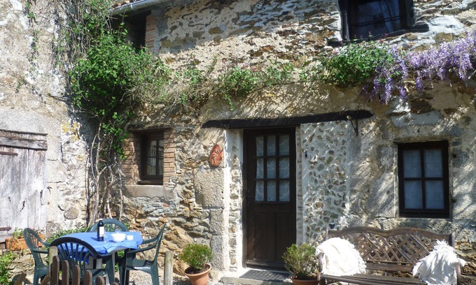 Vernoux-en-Gatine Cottage | 1 of 3 Gites set in 2 lovely acres-Pool-Games field -Wifi-lots to see/do nearby