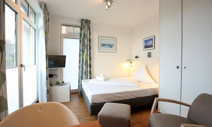 Horum Apartment | 1-room vacation apartment with beautiful terrace - only 100 m to the North Sea beach! -
