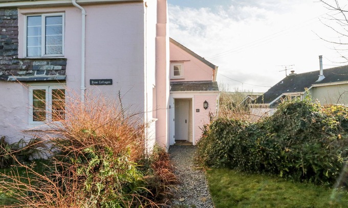 Lansallos Cottage | 1 ROSE COTTAGES, country holiday cottage, with a garden in Polperro