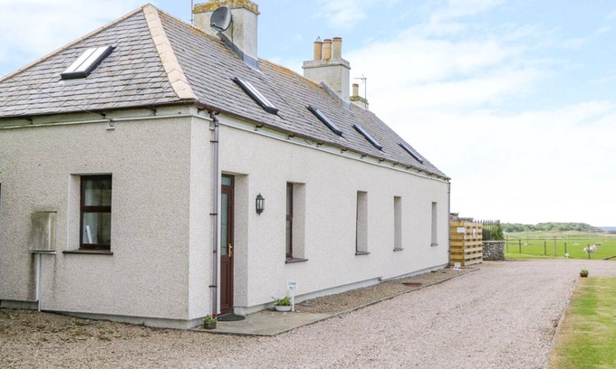 Hunspow Cottage | 1 THURDISTOFT FARM COTTAGE, pet friendly, with open fire in Thurso