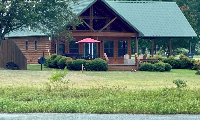 Alba Cabin | #1 Top-Rated Waterfront Lodge on Lake Fork Pet Friendly