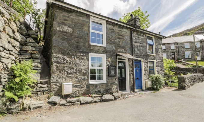Manod Cottage | 1 Waterloo Cottage, BLAENAU FFESTINIOG