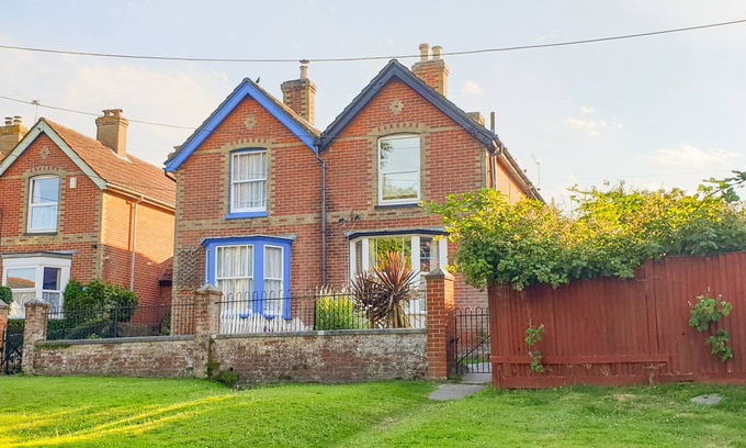 Freshwater Cottage | 1 WILLOW COTTAGES, pet friendly, with a garden in Freshwater