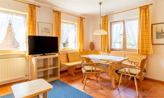 Blindau Apartment | (1) Zwerchenberg: Zwei-Raum-Ferienwohnung 43qm, Dusche/WC, Extra-Schlafzimmer, Küche, Balkon