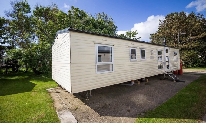 Hopton House | 10 berth caravan for hire near Great Yarmouth at Broadland Sands ref 20260BS