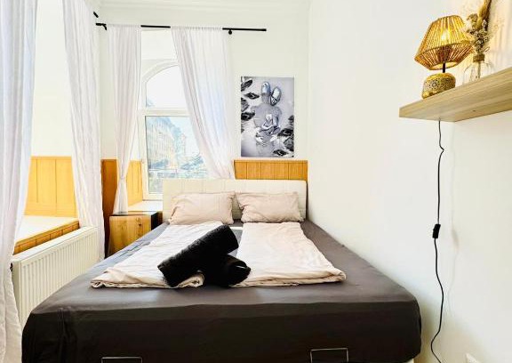 Ottakring Apartment | 10 BR Apartment for Groups, 8-Min to Rathausplatz