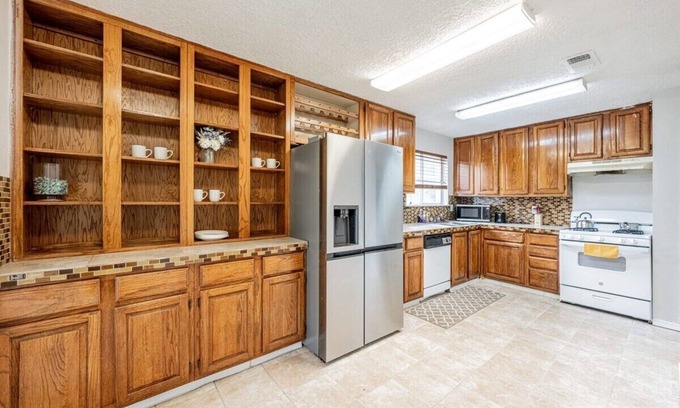 Houston House | 10 Guests cozy 5026 3BR near IAH George Bush Airport
