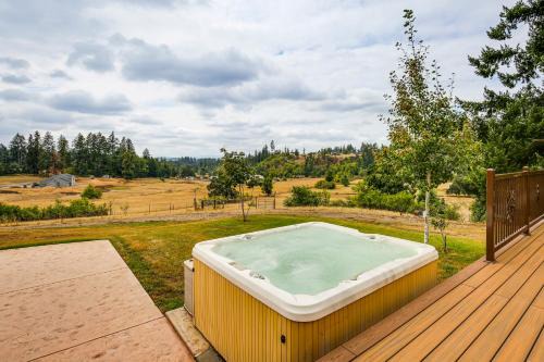Thurston House | 10 Mi to Eugene Countryside Home with Mtn Views!