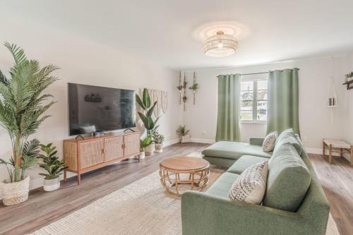 Vero Beach South House | 10 Mins to Beach - 2BR Private Pool + Spa + Grill