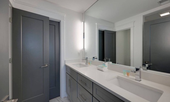 Charlotte Park Apartment | 10 Mins To Broadway - West Side Charmer