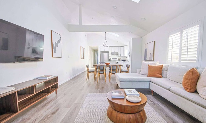 Clarkdale House | 10 mins to Venice Beach Charming 3B Home