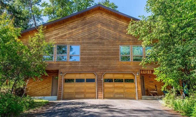 Whitefish House | 10 mins to whitefish mountain and 5 mins to city beach. Family cabin
