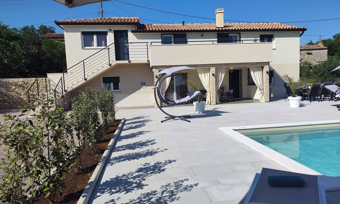 Vinez Apartment | 10 minutes from the sea, a newly renovated appartment for 6 personn