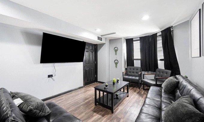 Little Village Apartment | 10 Minutes to Downtown Chicago - Sleeps 12 - King Beds - Games and Arcades
