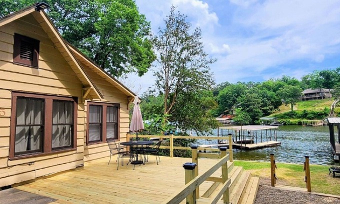 Mid America Cottage | 10 Minutes To Oaklawn - Two Bedroom #5 Right At The Water's Edge