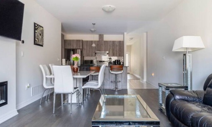 Niagara Falls House | 10 munities to Niagara falls in Ontario Canada, beautiful new home.