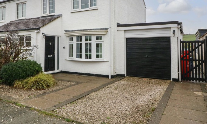 Morfa Bychan Cottage | 10 TYDDYN ADI, pet friendly, with a garden in Morfa Bychan