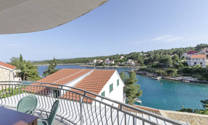 Cove Basina (Jelsa) Apartment | 100 m² Apartment ∙ 2 bedrooms ∙ 6 guests