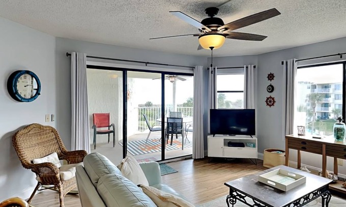 Butler Beach Condo | 100 m² Condo ∙ 3 bedrooms ∙ 6 guests