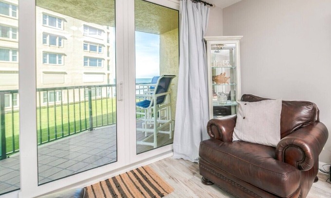 Ponce Inlet Condo | 100% updated 3-bedroom condo with fitness room and pool in pleasant Ponce Inlet