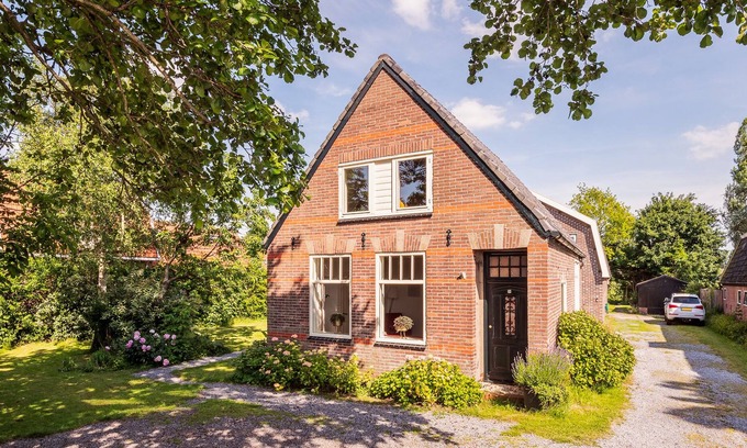 Alkmaar Cottage | 100 year old house with 5 bikes on the Noordhollands canal