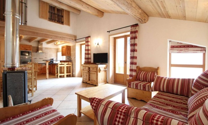 Val Cenis Apartment | 100m from ski slopes, 1st floor, balcony, fireplace or stove, tv, ski locker, 90m², Val Cenis