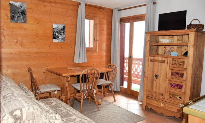 Pralognan-la-Vanoise Apartment | 100m from ski slopes, 1st floor, balcony, tv, ski locker, 25m², Pralognan-la-Vanoise