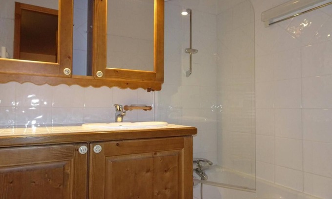 Pralognan-la-Vanoise Apartment | 100m from ski slopes, 1st floor, balcony, parking, tv, ski locker, 40m², Pralognan-la-Vanoise
