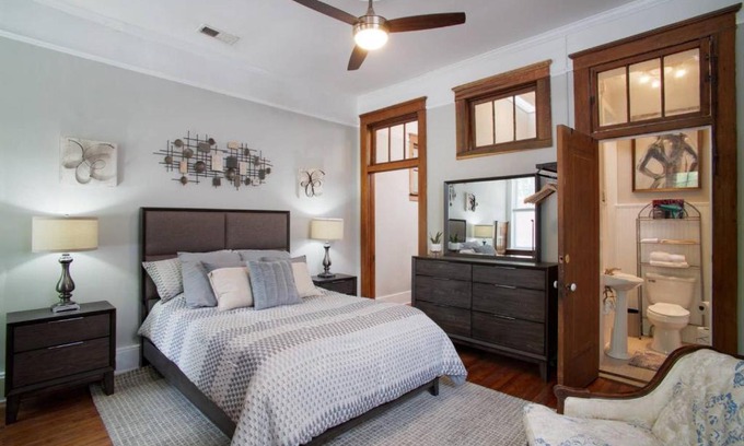 Historic Downtown Savannah Bed & Breakfast | 101 E Waldburg - Cozy Cottage just off of Forsyth Park