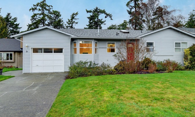 Victoria Apartment | #104 Parkcrest Dr - 3 Bedroom Upper Suite in House