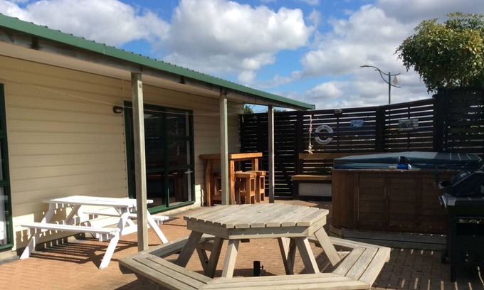 Matarangi Cabin | 109 Nikau Spa and dog friendly