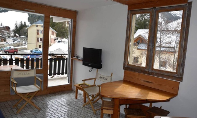 Pralognan-la-Vanoise Apartment | 10m from resort center, 2nd floor, terrace, parking, tv, ski locker, 27m², Pralognan-la-Vanoise
