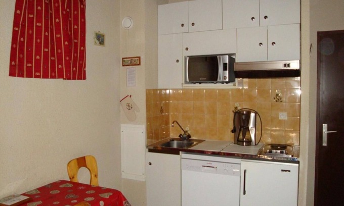 Pralognan-la-Vanoise Apartment | 10m from ski slopes, 3rd floor, balcony, parking, tv, ski locker, 20m², Pralognan-la-Vanoise