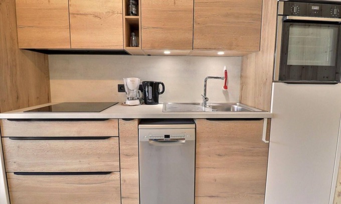 Meribel-Mottaret Apartment | 10m from ski slopes, balcony, ski locker, 16m², Méribel-Mottaret