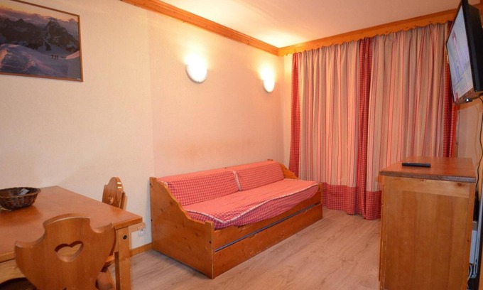 Les Bruyeres Apartment | 10m from ski slopes, 5th floor, balcony, tv, ski locker, 25m², Les Menuires