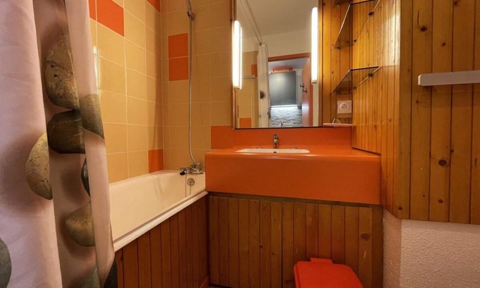 Les Menuires Apartment | 10m from ski slopes, 7th floor, balcony, tv, ski locker, 17m², Les Menuires