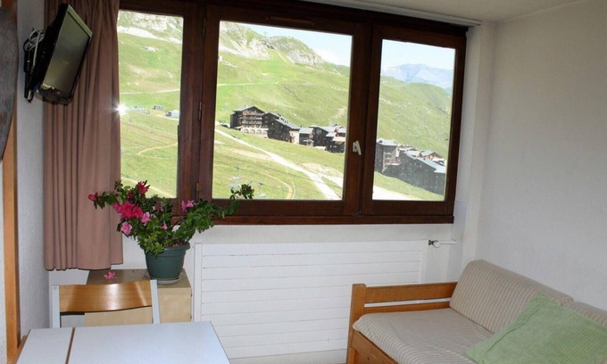 Tignes le Lac Apartment | 10m from ski slopes, 10th floor, tv, ski locker, 16m², Tignes
