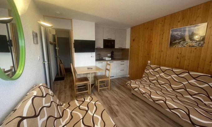 Plagne Villages Apartment | 10m from ski slopes, 2nd floor, view street, balcony, tv, ski locker, 19m², La Plagne